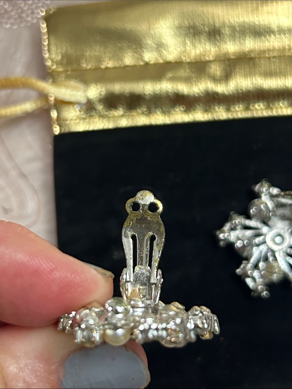 Vintage Snowflake rhinestone and faux clip on earrings - Picture 6 of 7